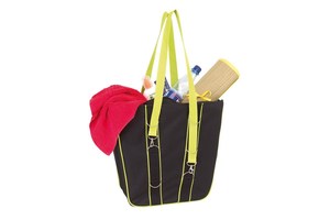 Shopper "Vario", shoulder strap is adjustable thanks to a carabiner hook on the sides